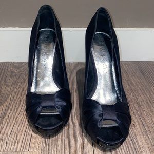 WHITE HOUSE BLACK MARKET BLACK HEELS